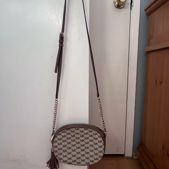 EUC Brown and tan Michael Kors crossbody purse with gold accents 👜 - Picture 9 of 9